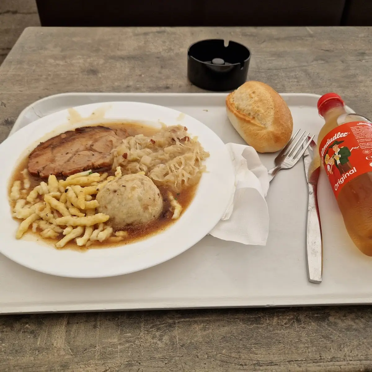 Schweinsbraten Mit Pommes Und Spätzle