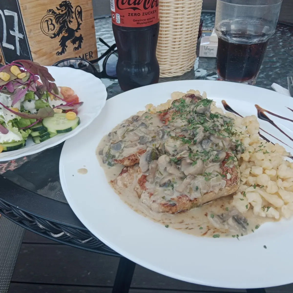 Champions Schnitzel Mit Spätzle Und Salat