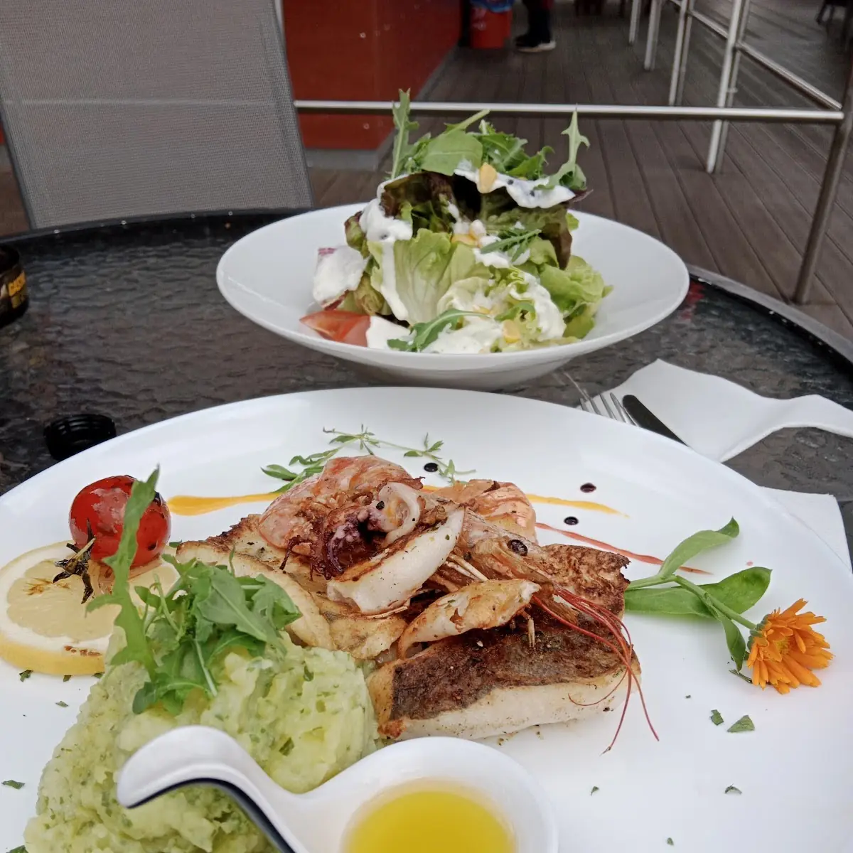 Fischteller Mit Erbsen Pure
