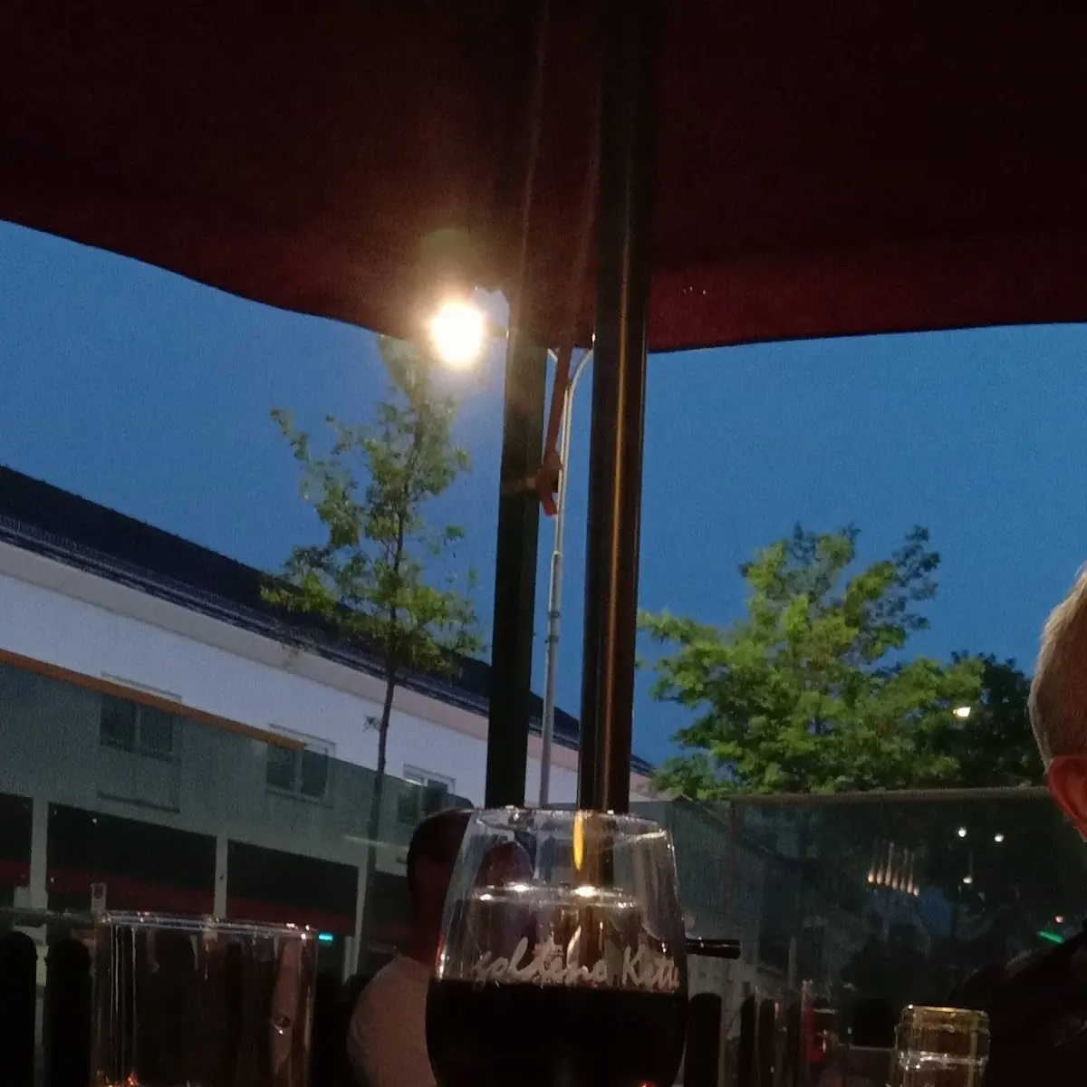 Weißer Spritzer Rotwein Und Ein Glas Mineralwasser