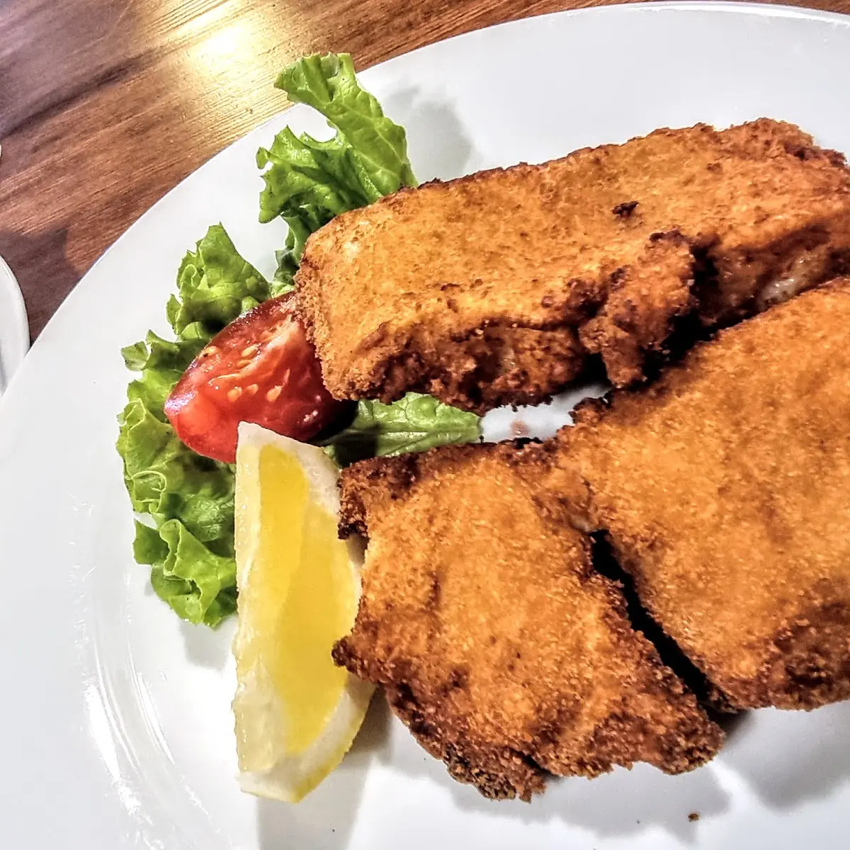 Gebackener Schafskäse in Sesampanier auf frischem Blattsalat
