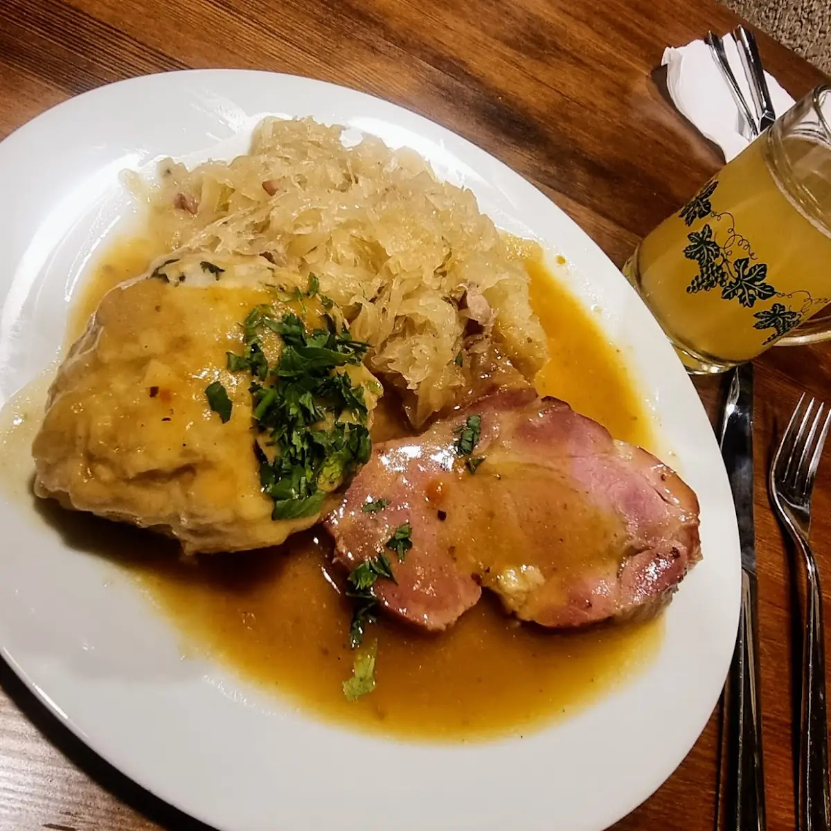 Schweinebraten Mit Knödel Und Sauerkraut