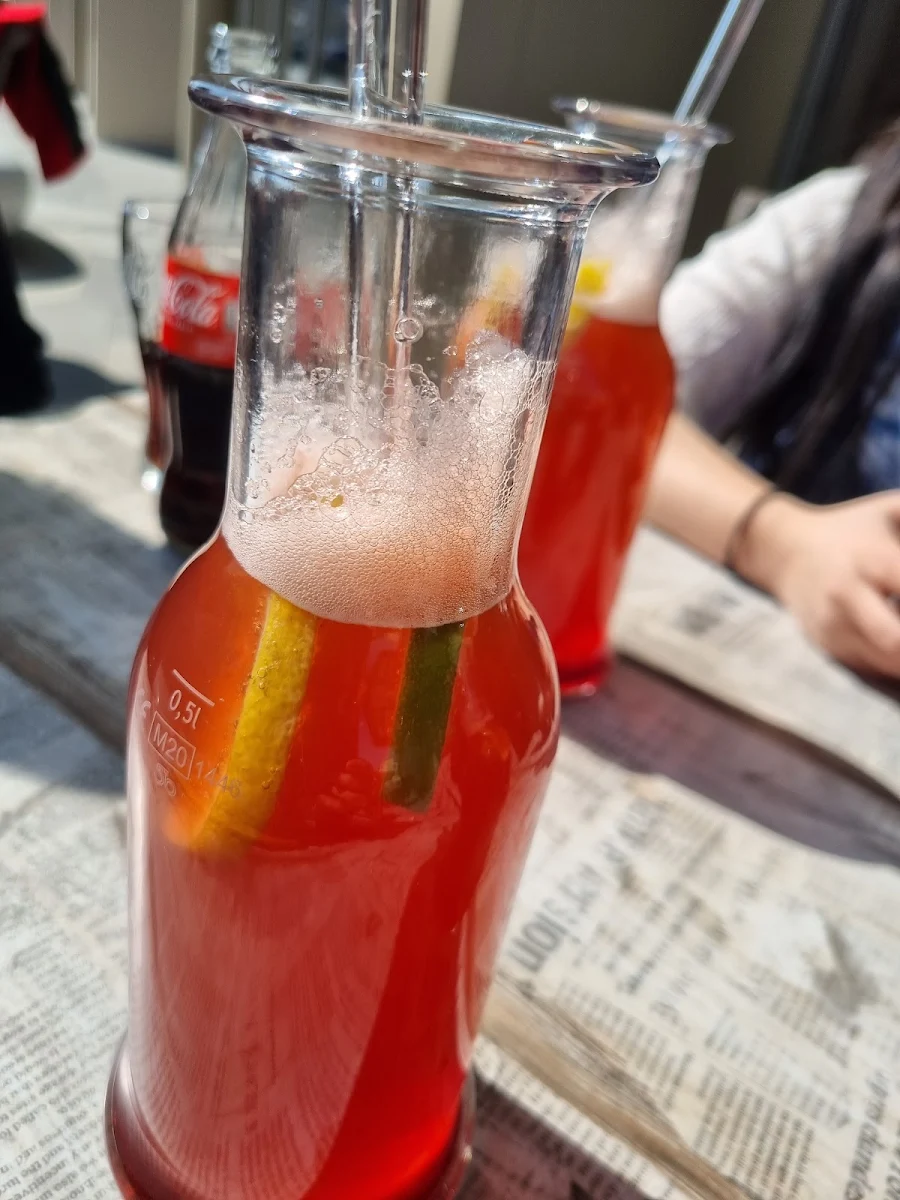 Himbeersaft Aufgespritzt Mit Leitungswasser