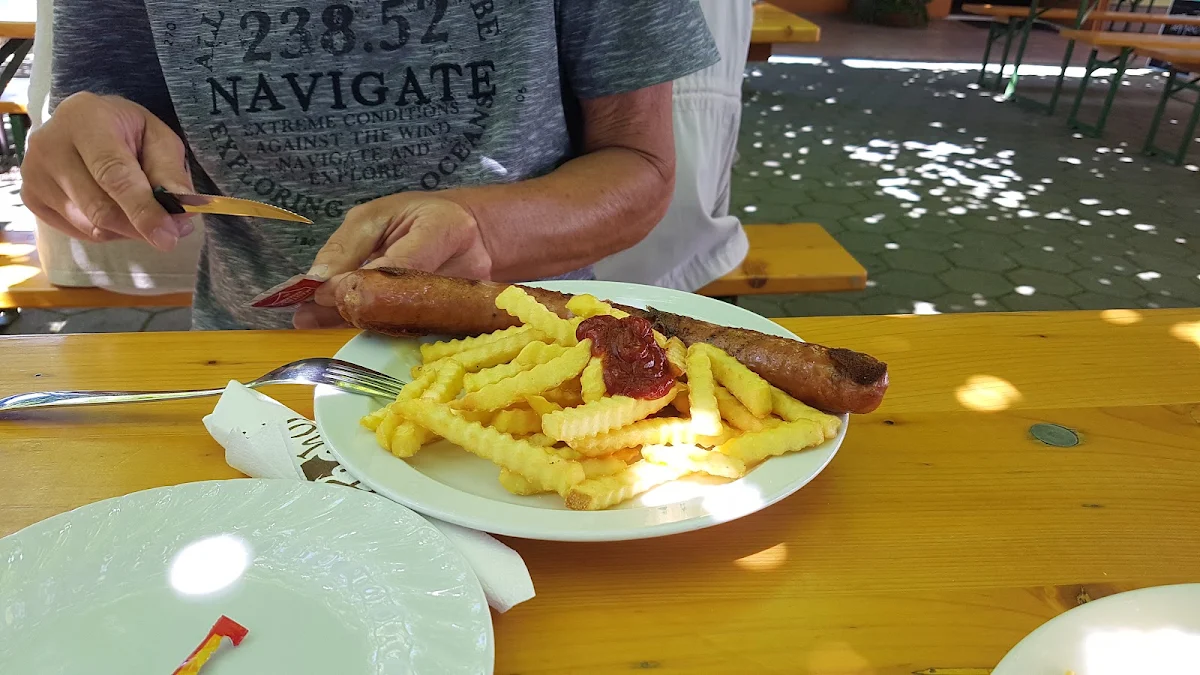 Käsekrainer Mit Pommes