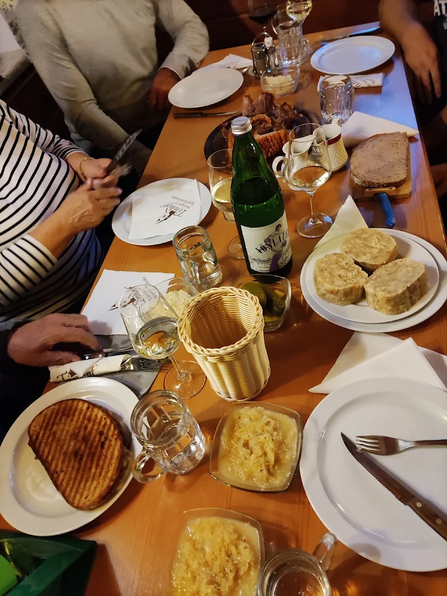 Stelzen Mit Sauerkraut Und Servittenknödel