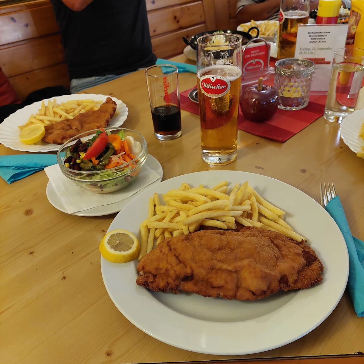 Cordon Bleu Met Patat En Een Schaaltje Salade Rauwkost