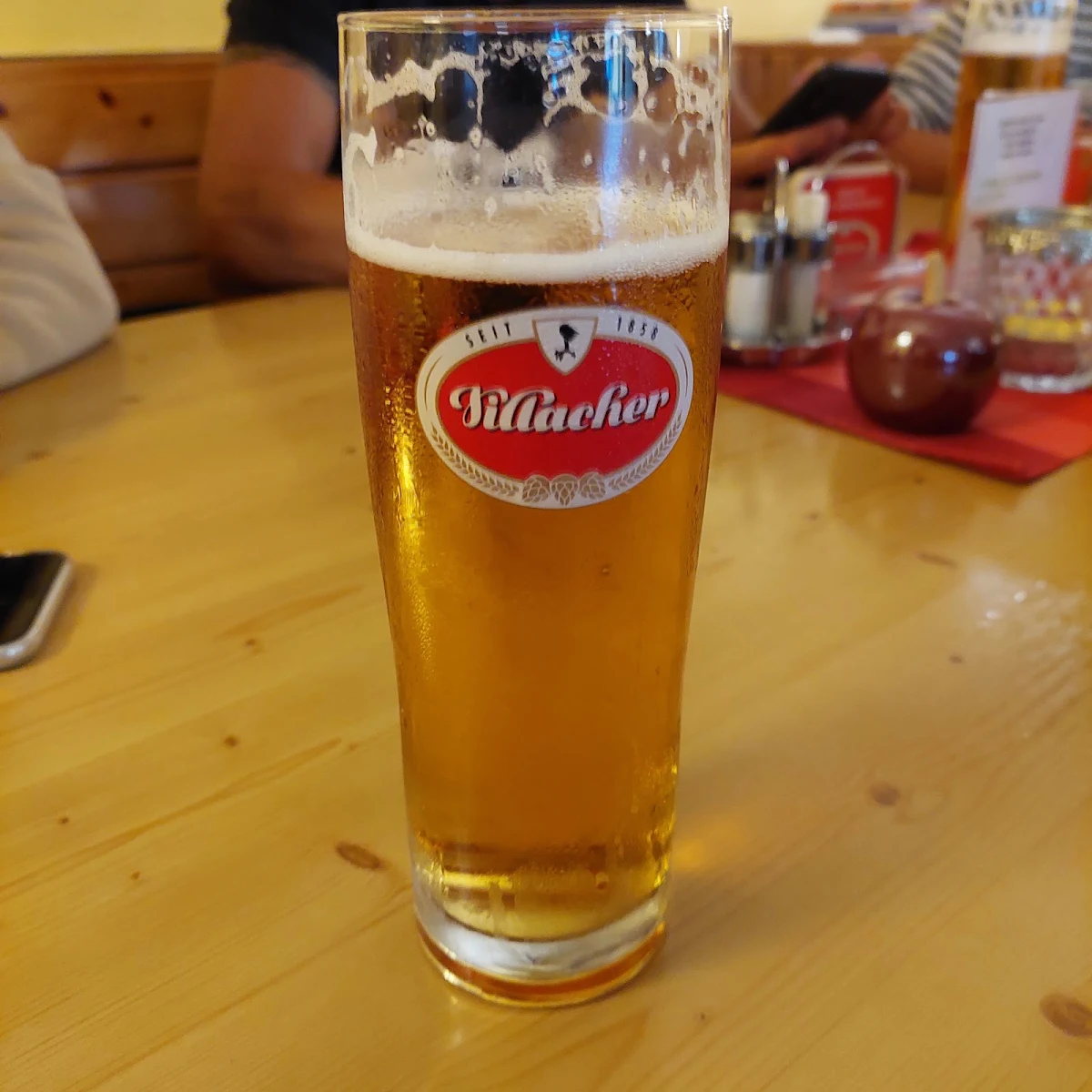 Een Groot Glas Vilacher Bier Gebrouwen Te Villach