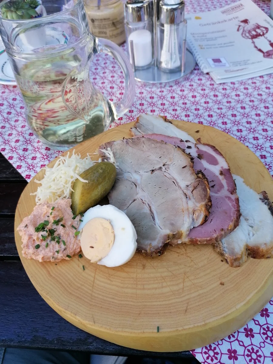 Kälter Schweinsbraten Mit Kren Und Schwarzbrot