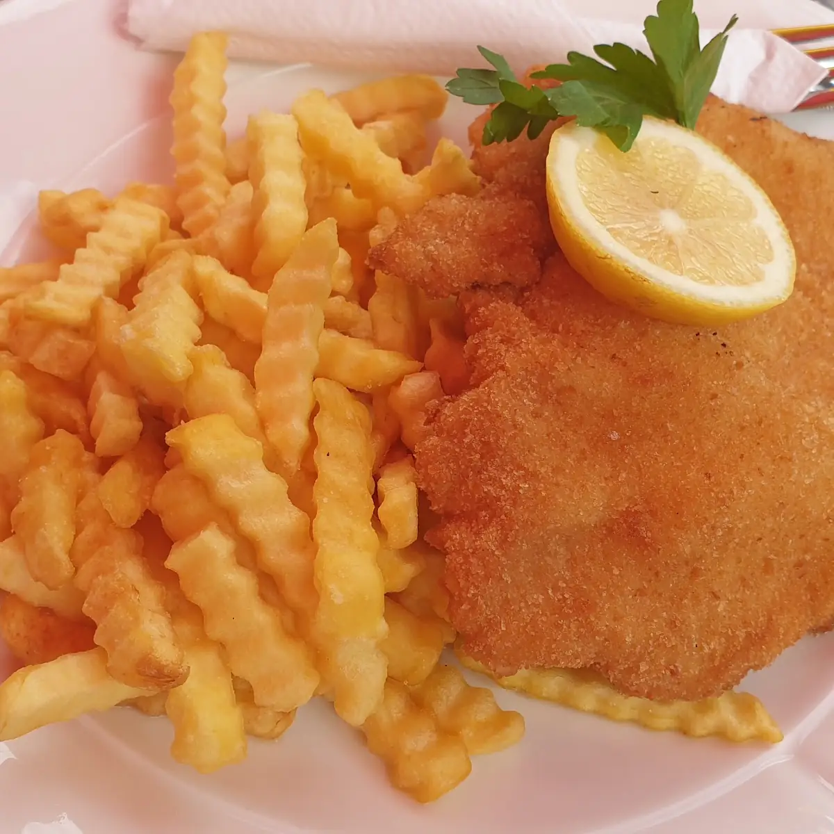 Kleines Schweineschnitzel Pommes