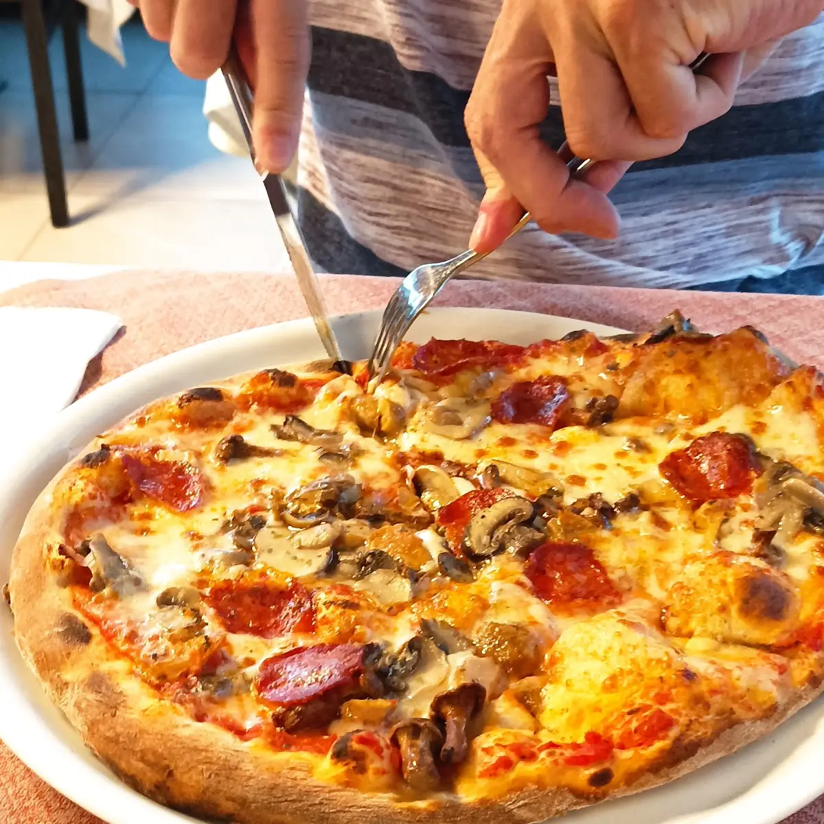Pizza Salamino Mit Funghi