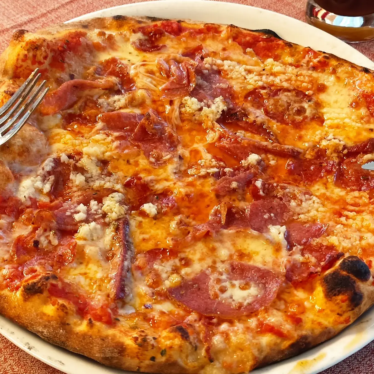 Pizza Salamino Und Salami Mit Knoblauch Volle Guit