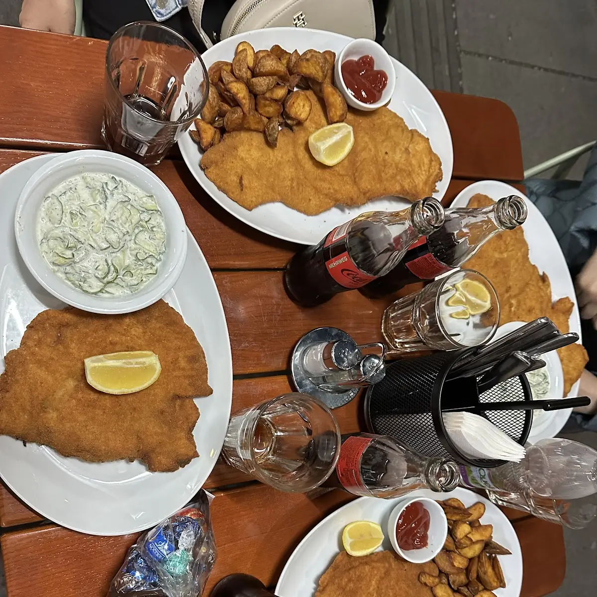 Echt Wiener Schnitzel Mit Gurkensalat Und Pommes