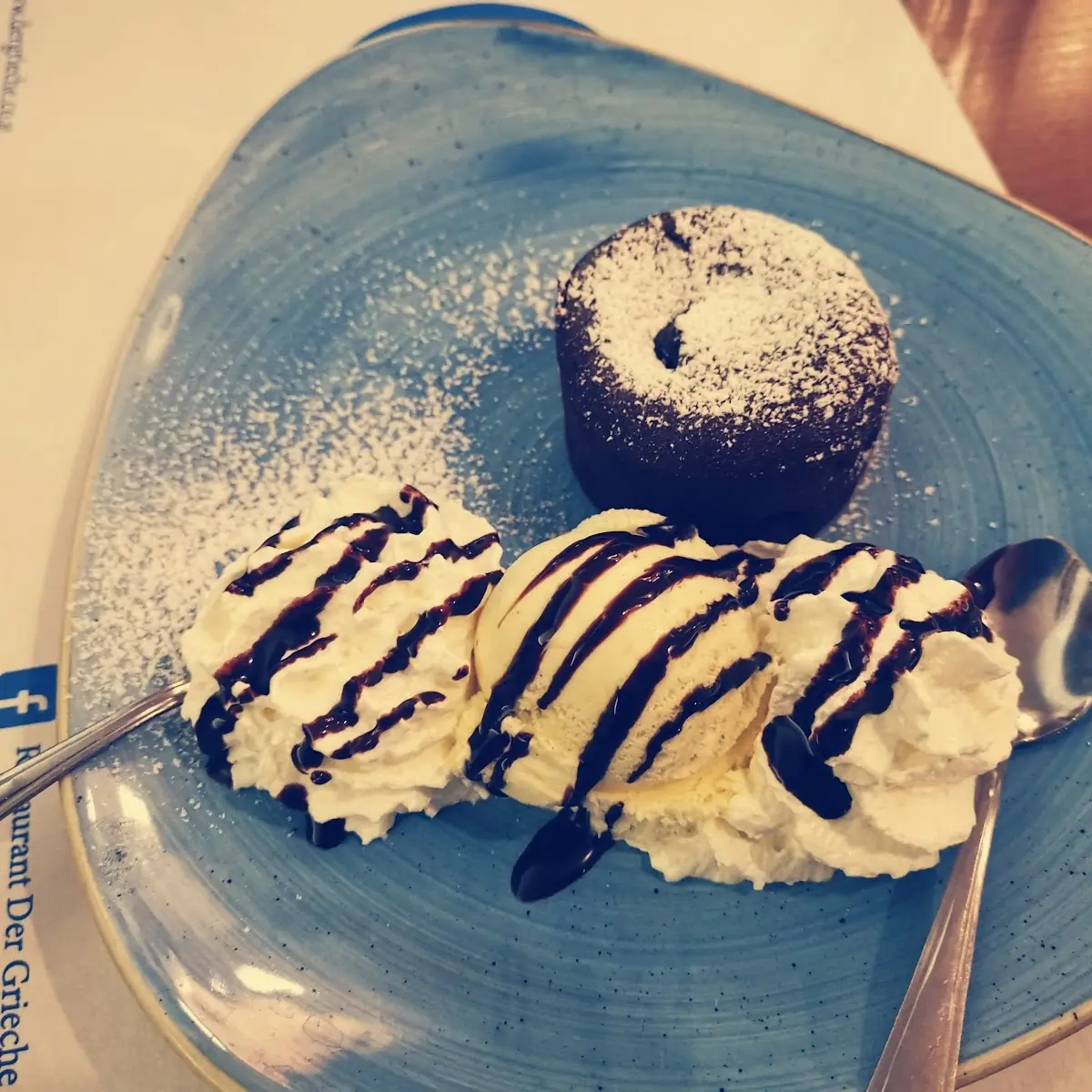 Schokoladenkuchen Mit Weichen Kern Mit Vanille Eis Und Schlagobers