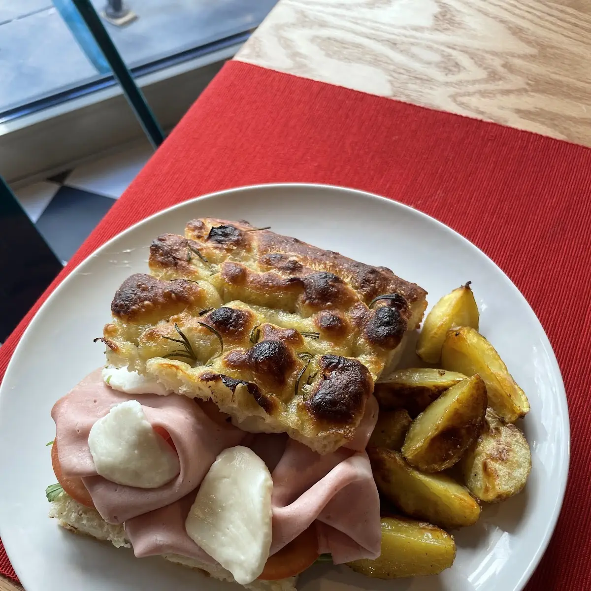 Focaccia Mit Mortadella Rucola & Mozzarella