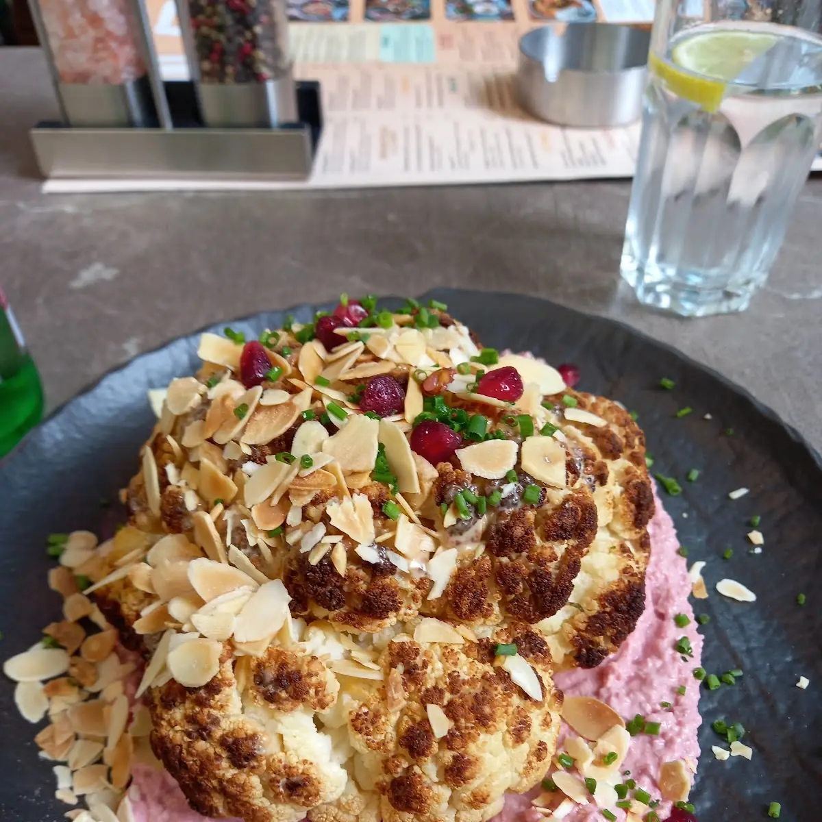 Gebratene Karfiol Mit Humus, Fat Monk – Wien Mitte