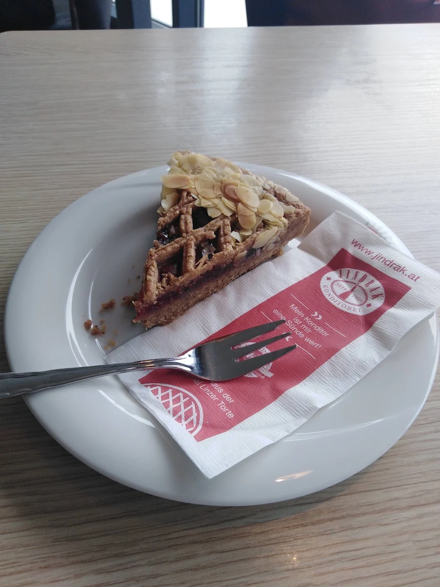 Linzer Torte Und Cappuccino