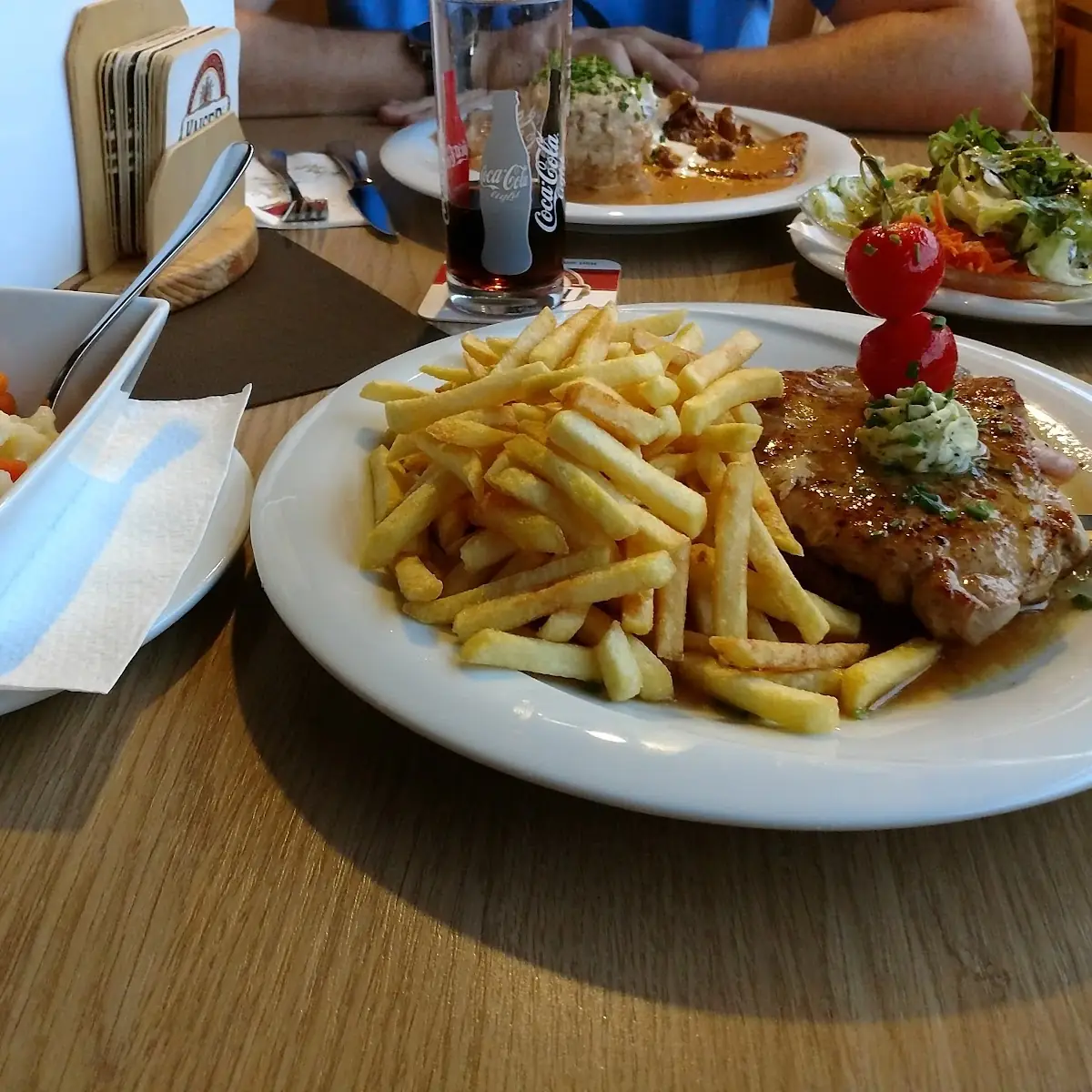 Grillwürstel Mit Pommes Und Salatgarnitur