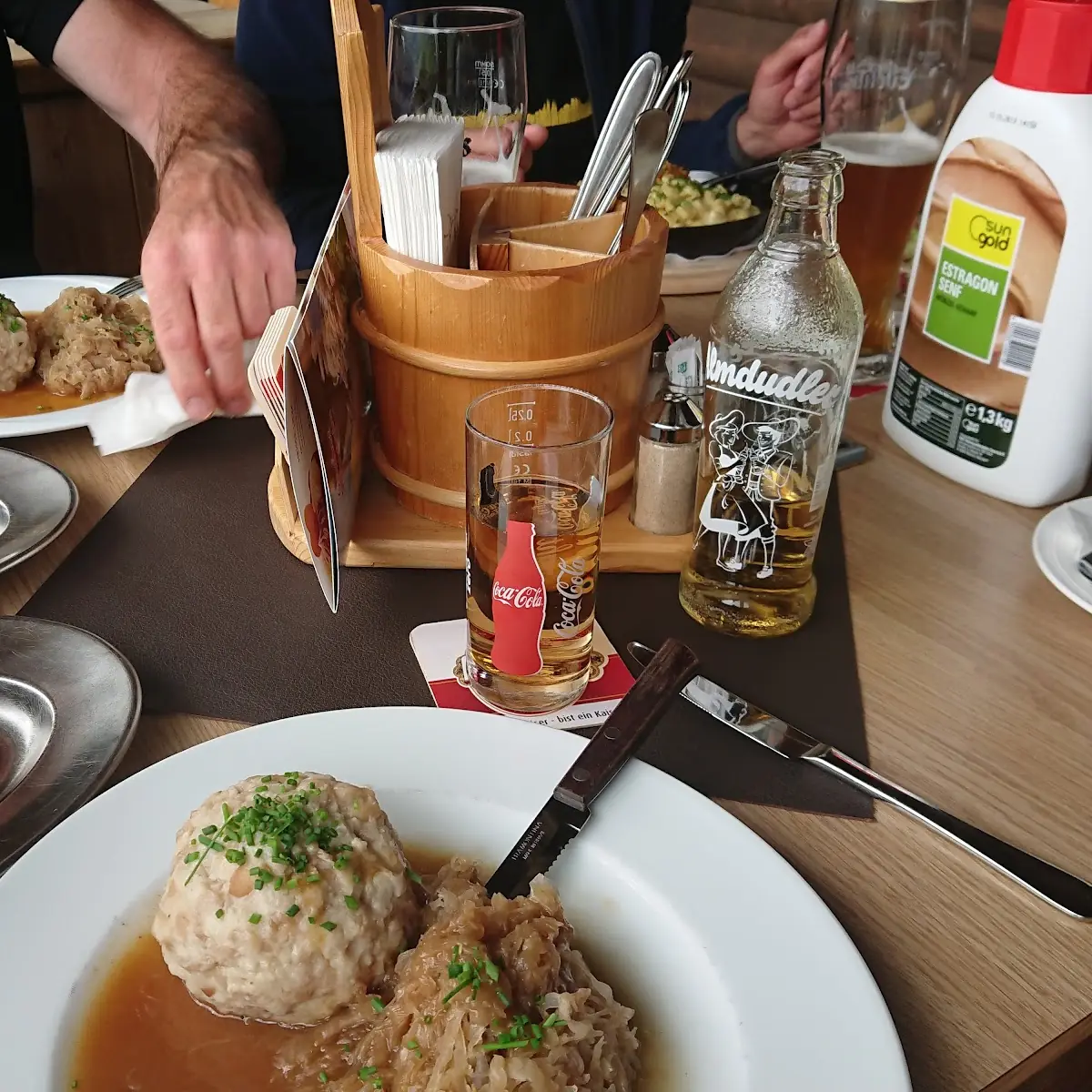 Schweinebraten Mit Semmel Knödel Und Sauerkraut