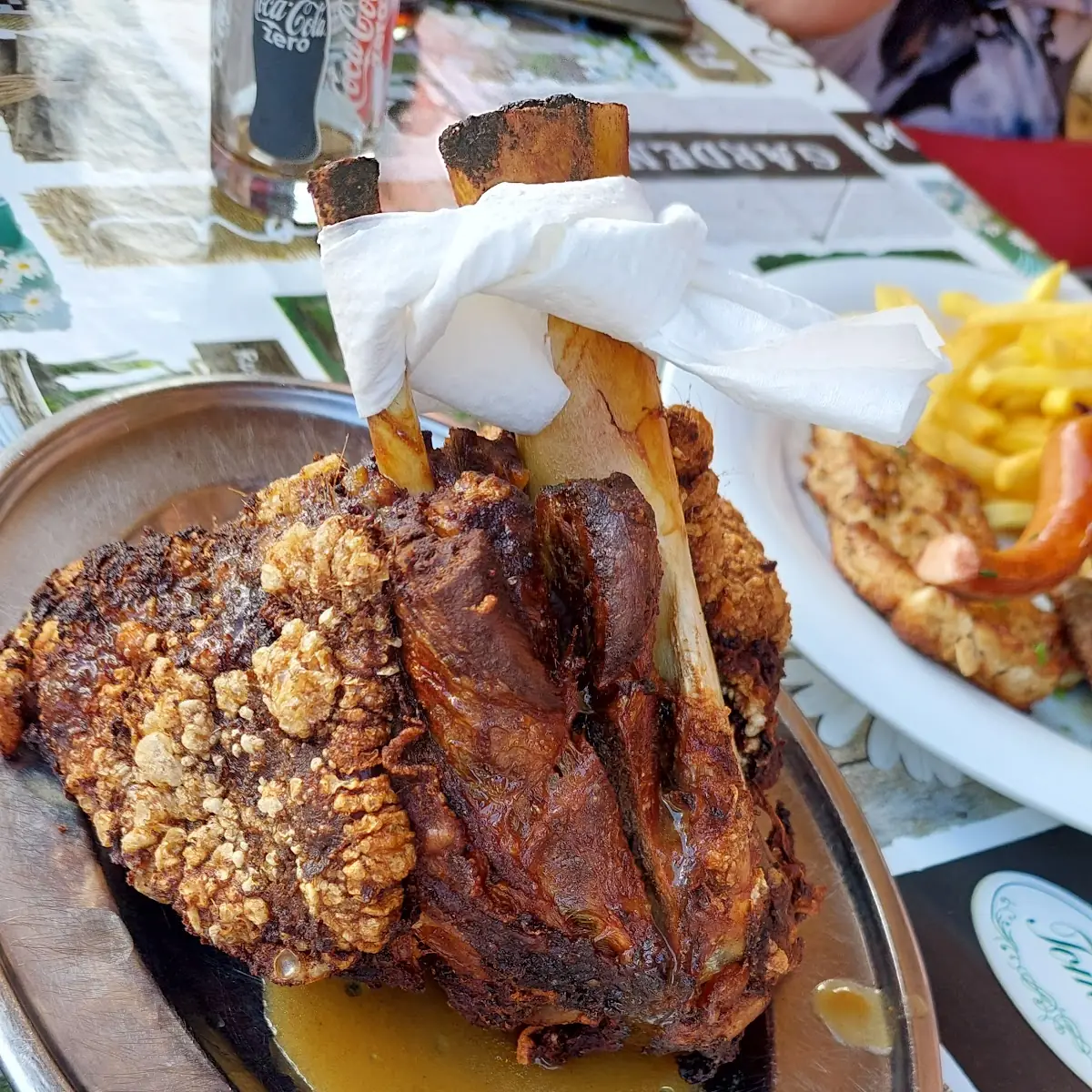 Schweinshaxe Mit Semmelknödel Und Sauerkraut