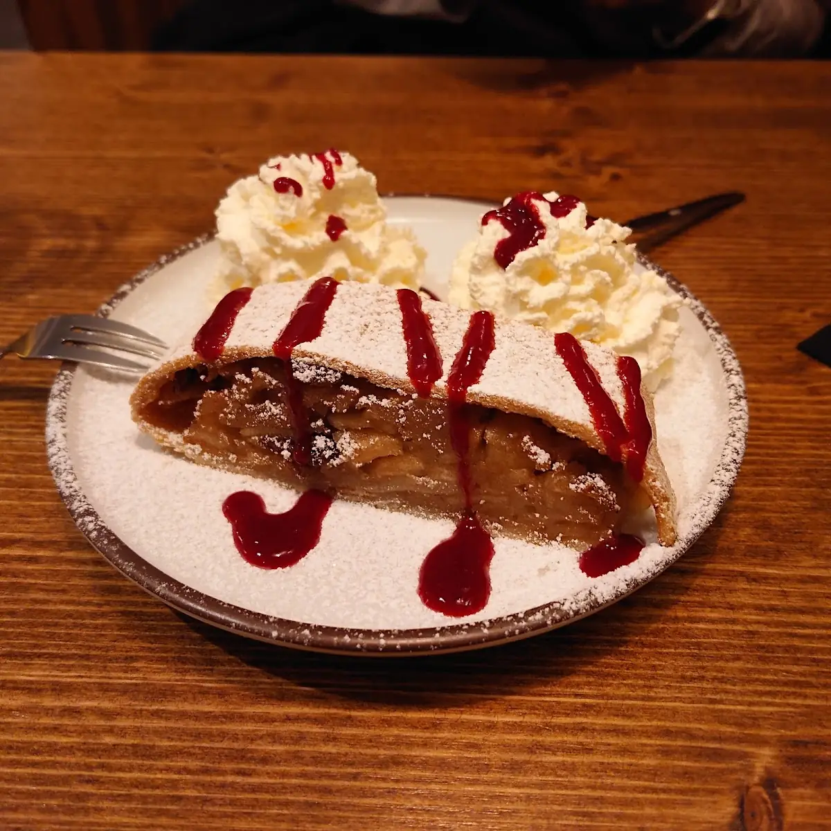 Apfelstrudel Mit Eis Oder Sahne