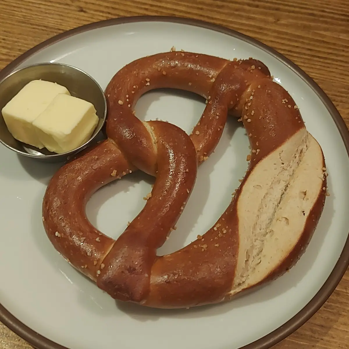 Bayerische Weisswürst Mit Süßem Senf Und Breze