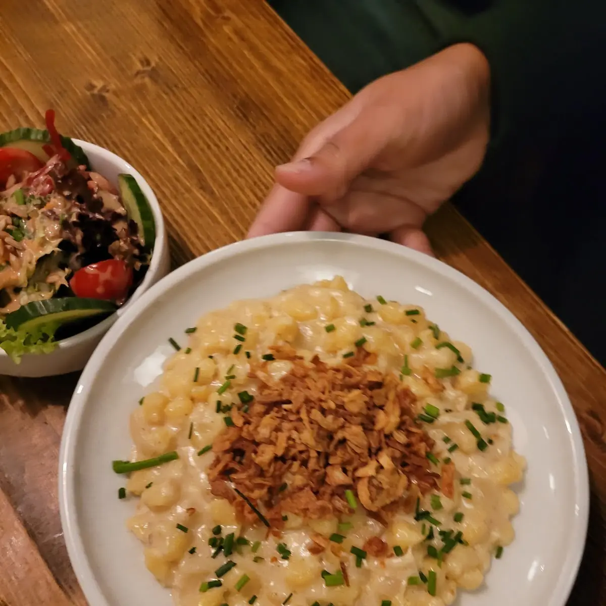 Käsespätzle Mit Röstzwiebeln Und Kleinem Grünem Salat