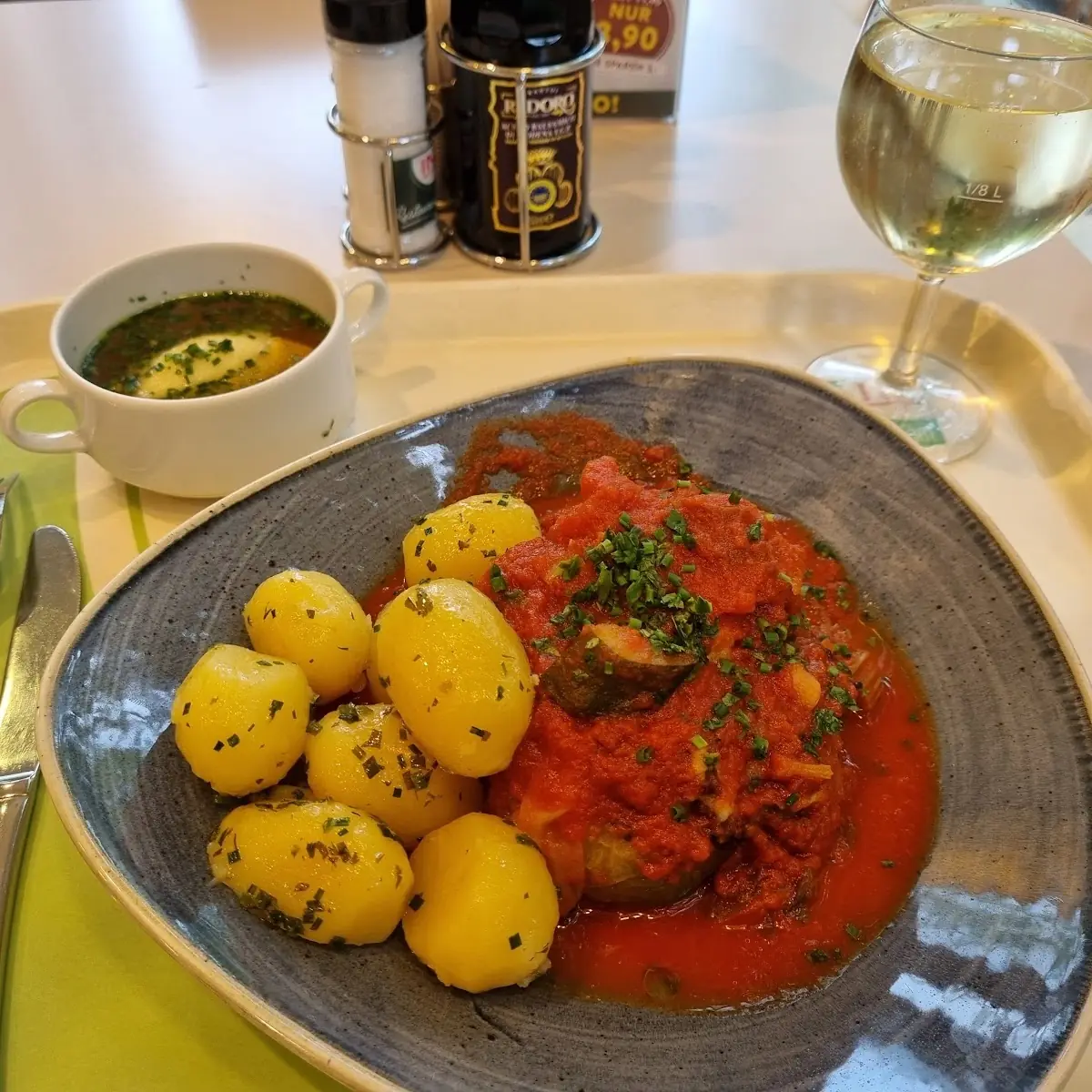 Gefüllte Paprika Mit Tomatensauce Und Salzkartoffeln
