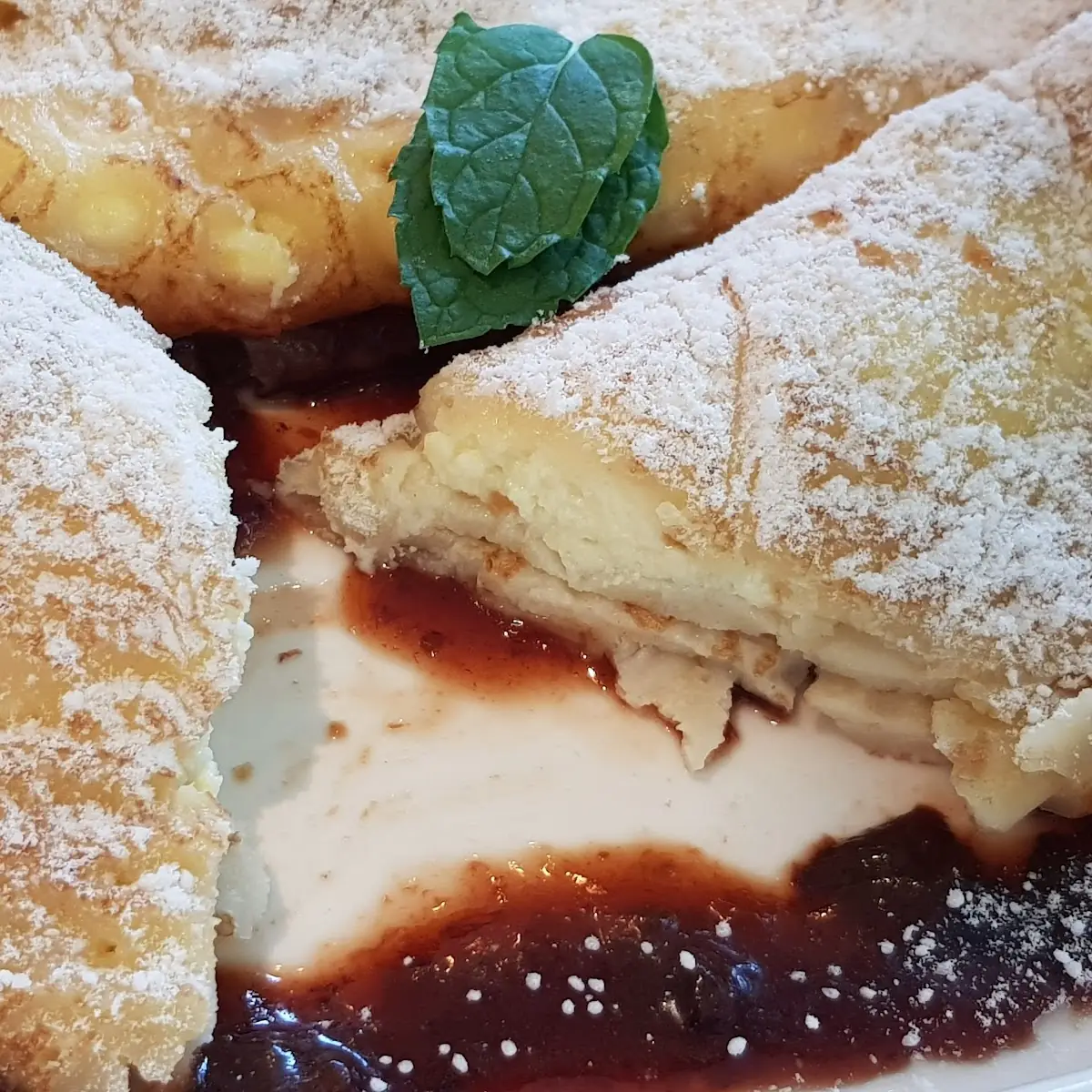 Palatschinken Mit Joghurt Limonen Und Röster Kompott