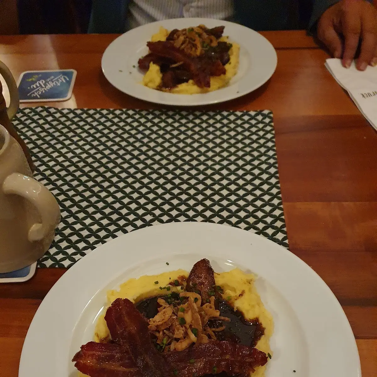 Geröstete Kalbsleber Mit Kartoffel Püree Und Safran Äpfel