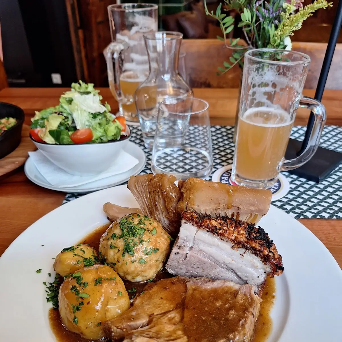 Schweinsbraten Mit Stöcklkraut Und Semmelködel