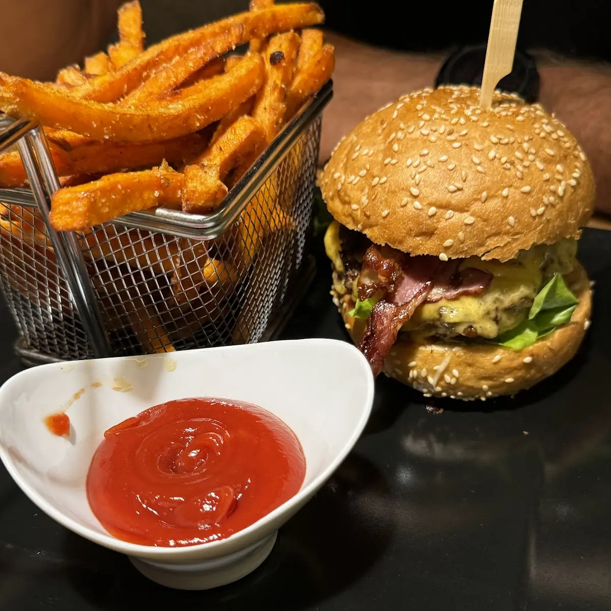 Burger Mit Süßkartoffelpommes