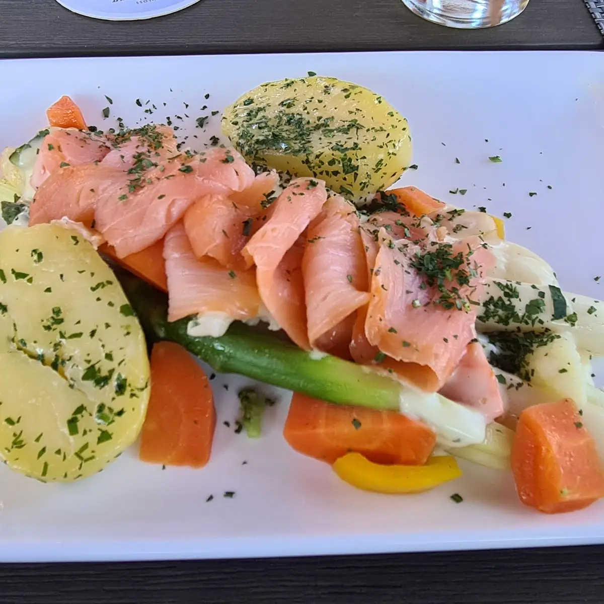 Spargel Mit Sauce Hollandaise Kartoffeln Und Gemüse Dazu Räucherlachs