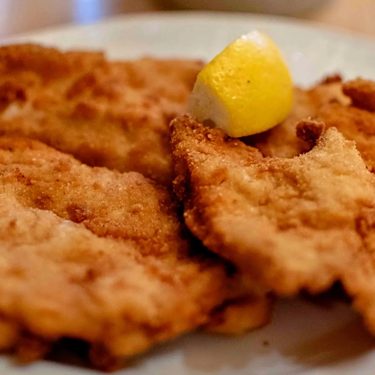 Wiener Schnitzel Mit Salat Und Röstkartoffel