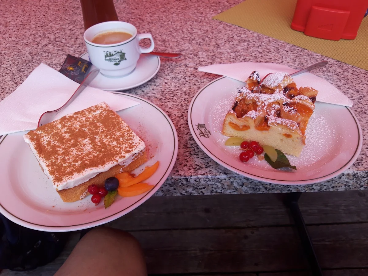 Kirschkuchen Und Marillenkuchen