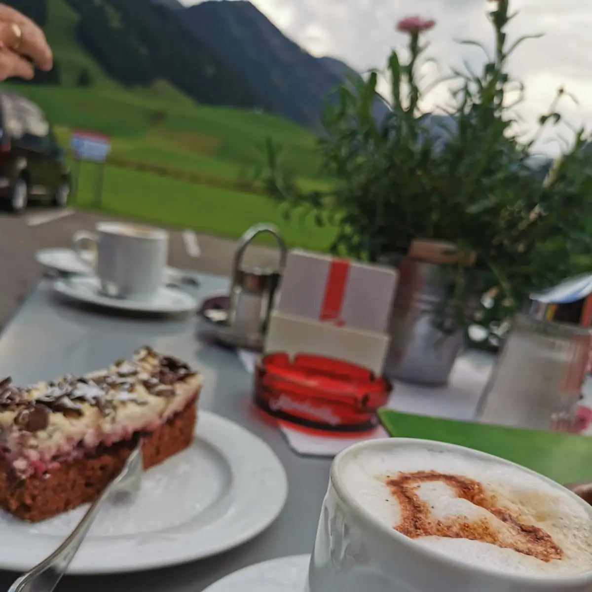 Cappuccino Und Schwarzwälder Kirschschnitte