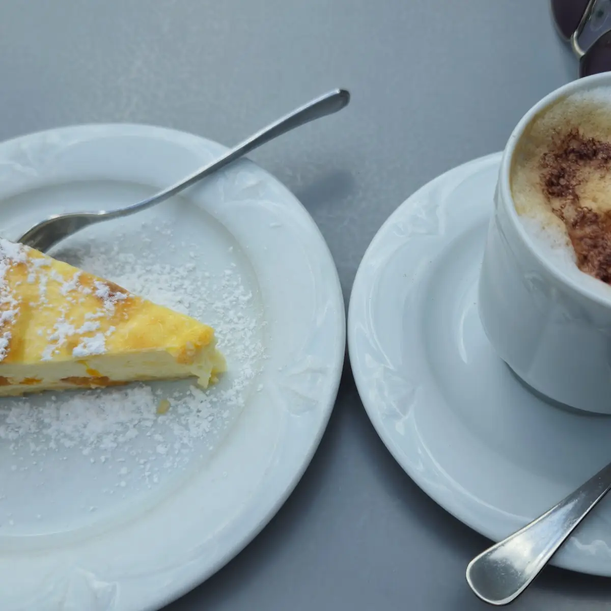 Mandarinenschmand Kuchen Und Cappuccino