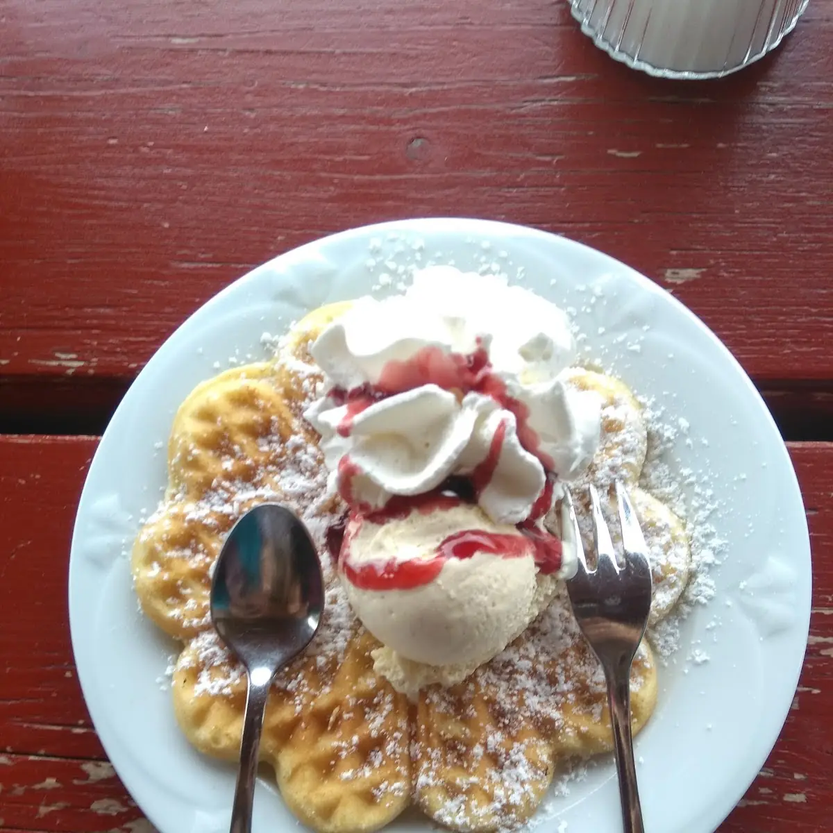 Waffel Mit Vanilleeis Und Sahne