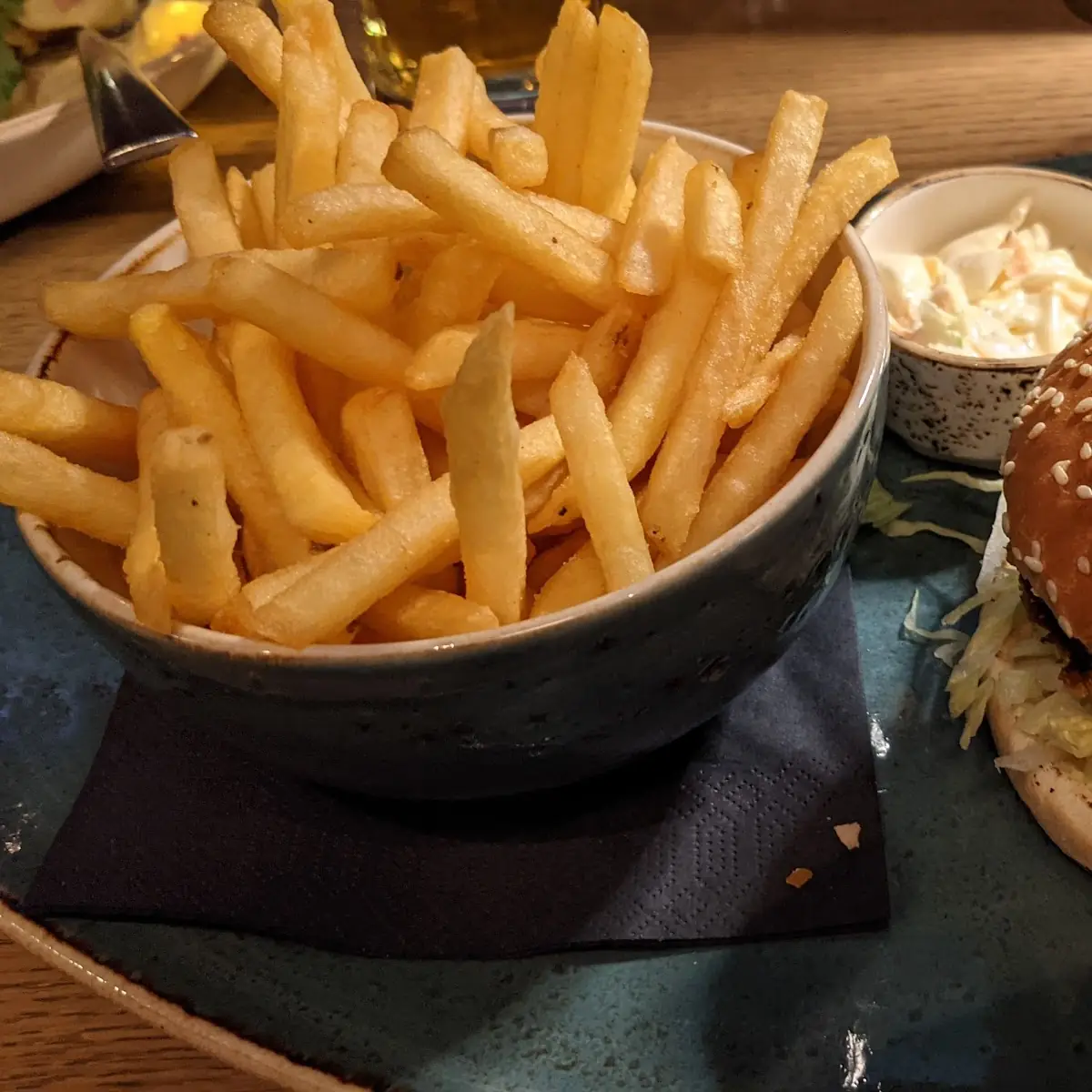 Chickenburger Mit Pommes