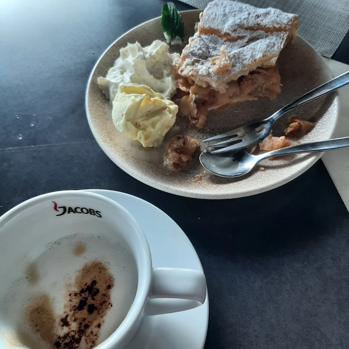 Apfelstrudel Mit Vanillieeis