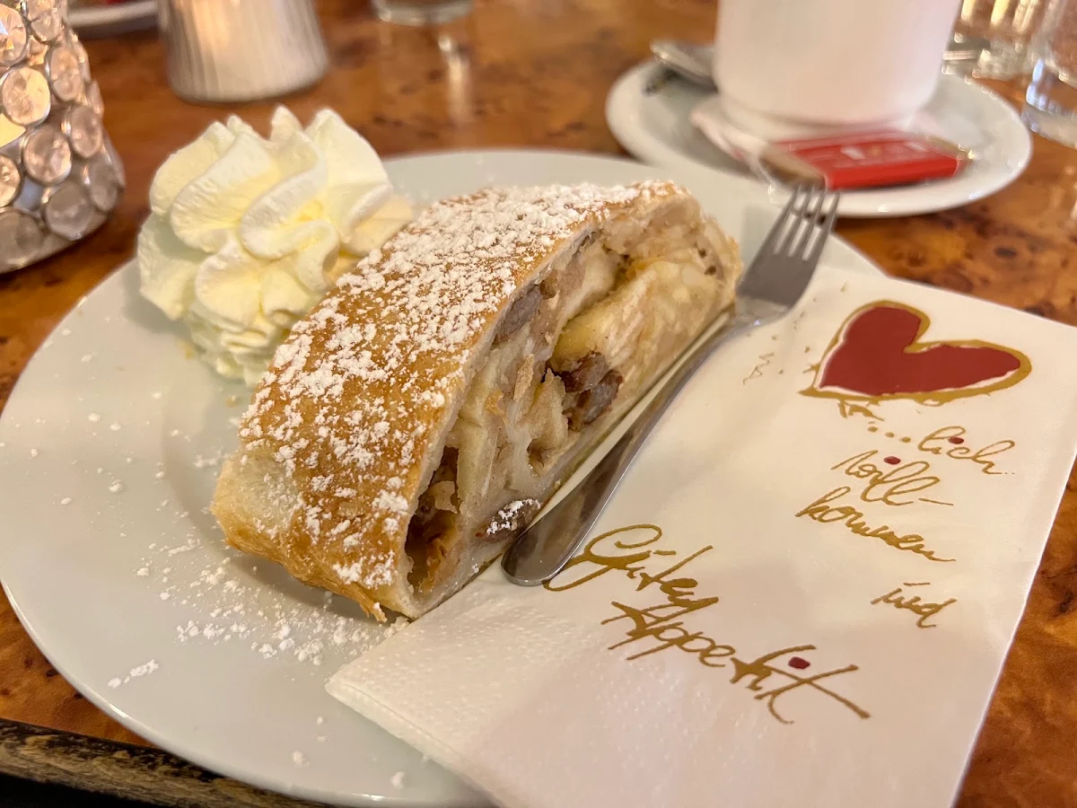 Apfelstrudel Mit Sahne