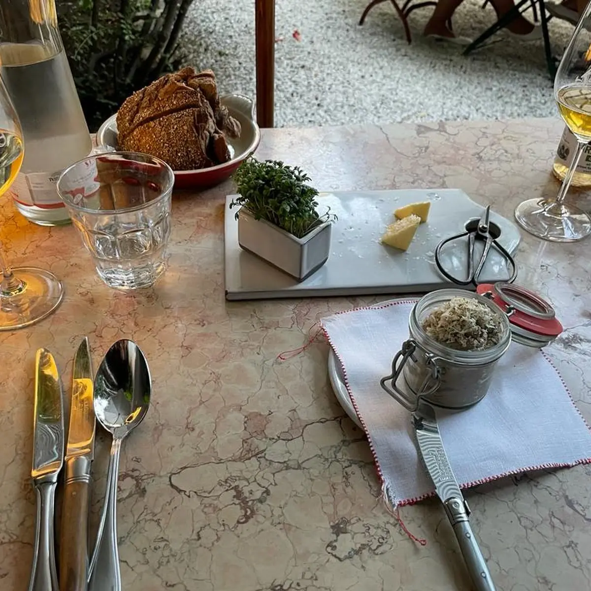 Gedeck Brot Kresse Gesalzene Butter Und Extra Leberpastete