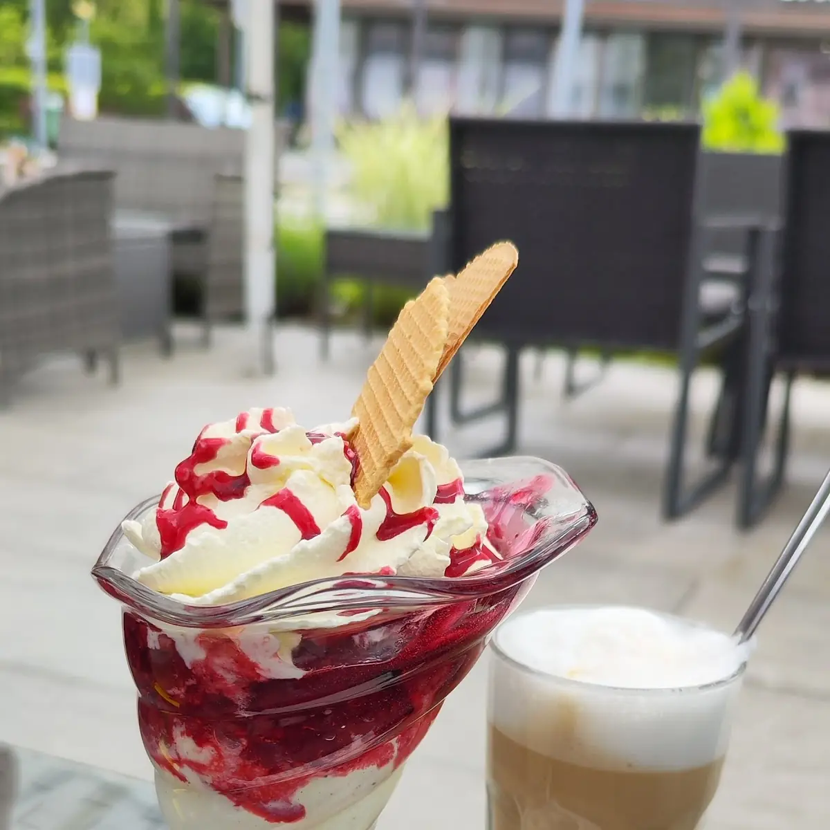 Latte Machiato Und Eis Mit Heißen Himbeeren