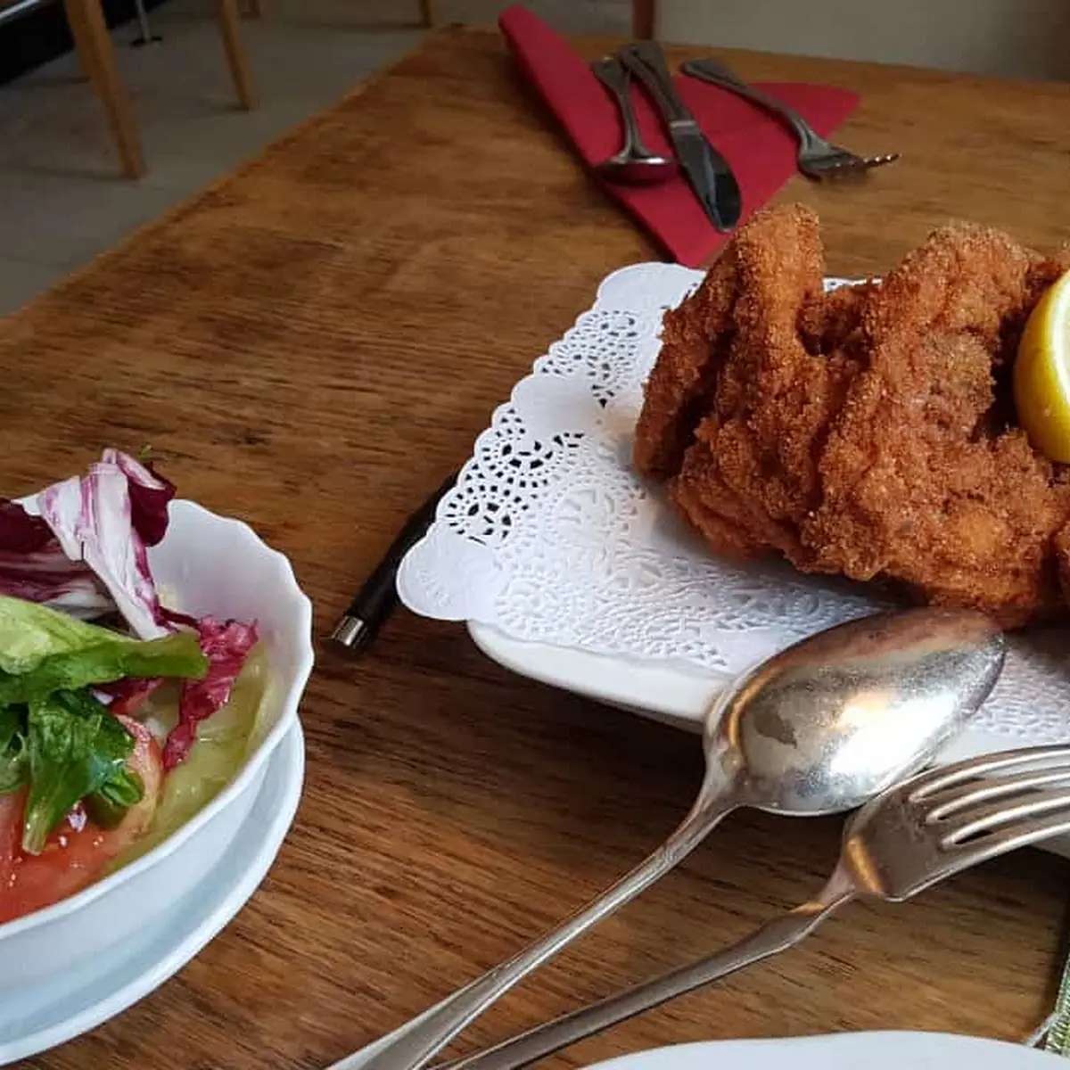 1 2 Backhenderl Mit Gemischtem Salat