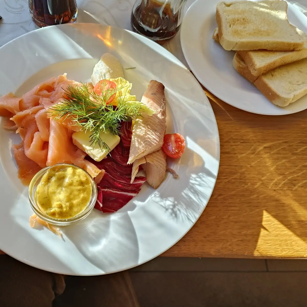 Feines Spargelmousse Mit Räucherlachs Und Mariniertem Spargel