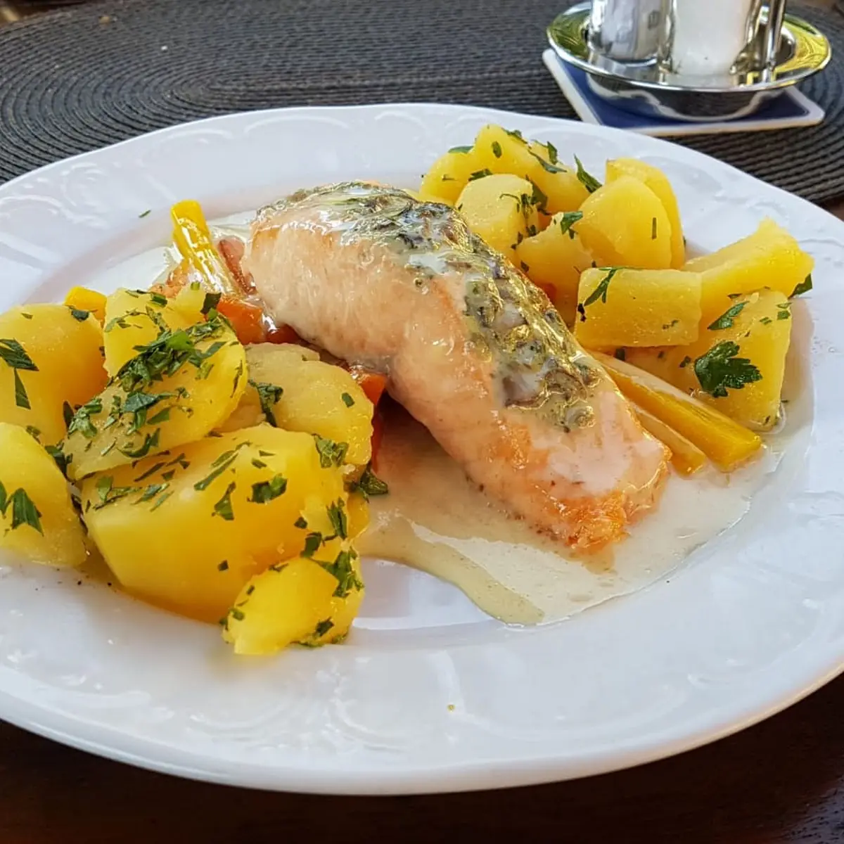 Lachsmedaillons Mit Kräutern Gebraten Auf Gemüsebouquet Und Limettensauce