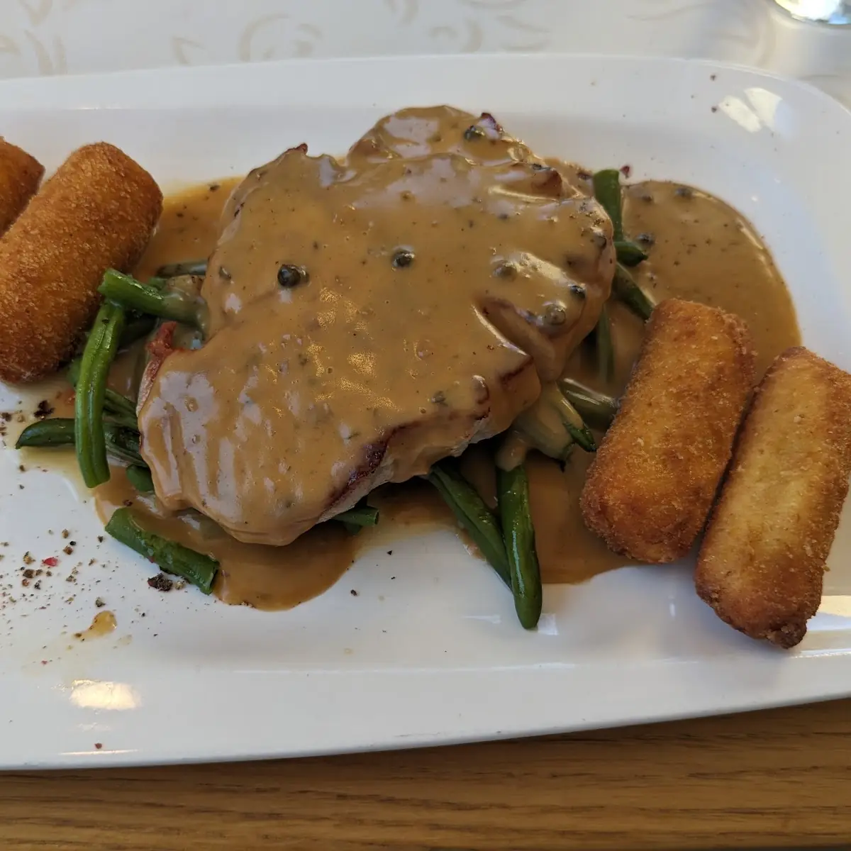 Schweinsrückensteak Mit Grünen Bohnen Und Kroketten