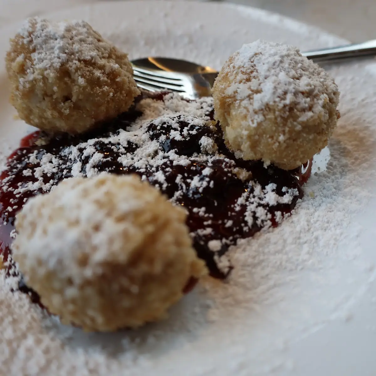 Topfenknödel Auf Zwetsckenröster