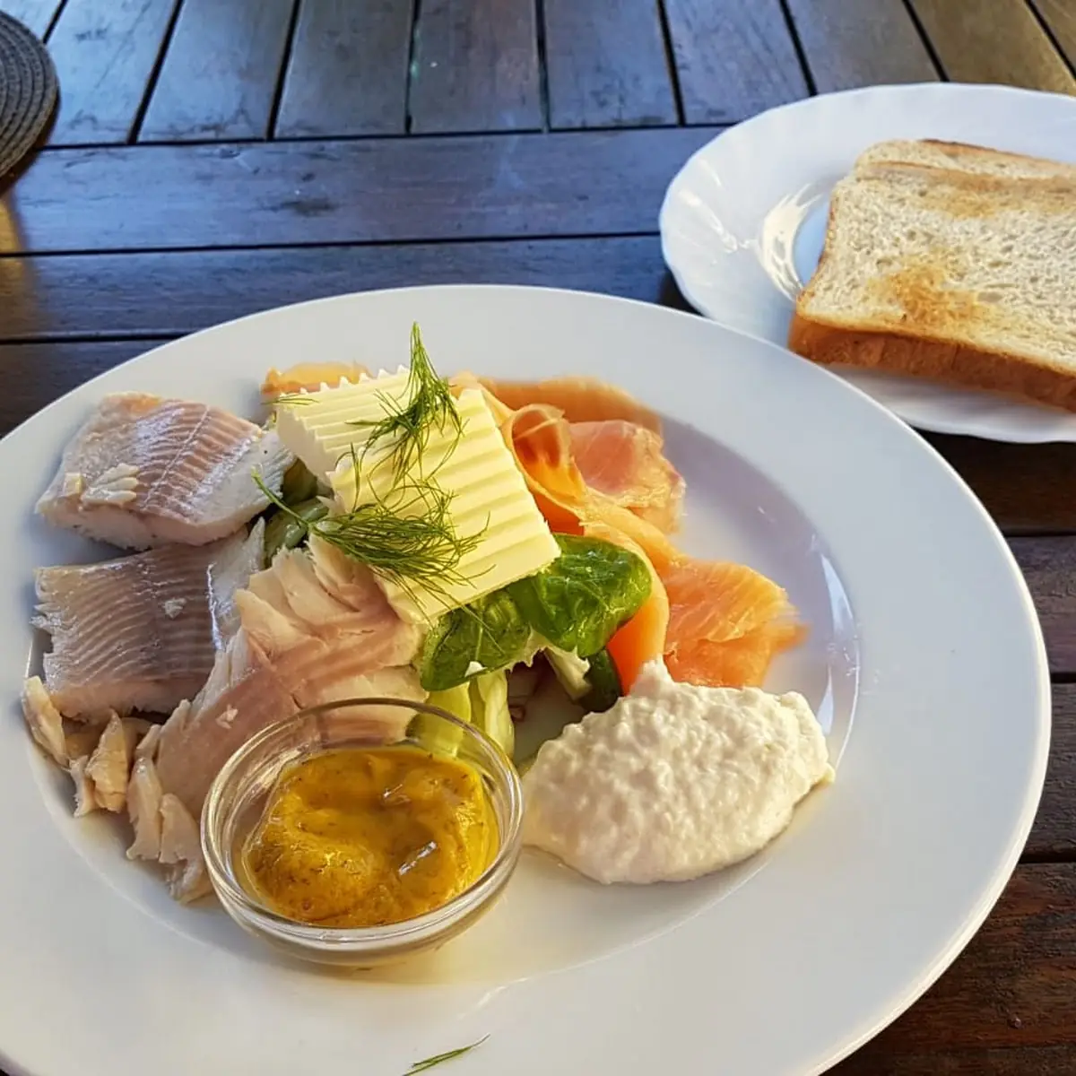 Variation Von Geräucherter Forelle Und Lachs Mit Dille-senf Sauce Toast Und Butter