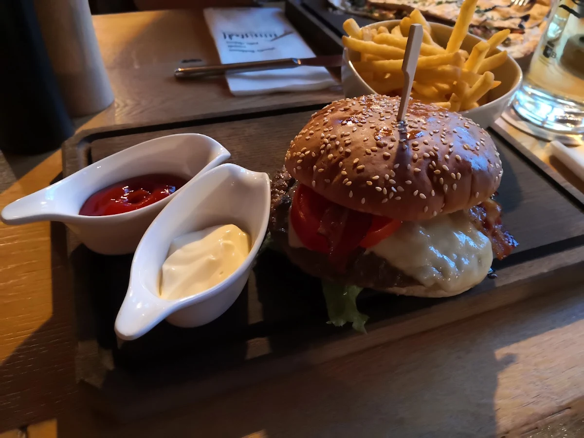 Burger Mit Pommes