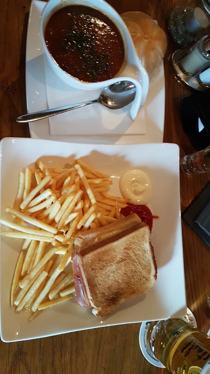 Schinkenkäsetoast Mit Pommes Frites